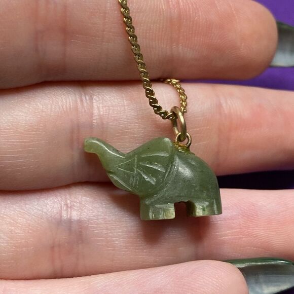 💛 Vintage 14k Gold Filled Green Jade Carved Elephant Necklace - Picture 3 of 5